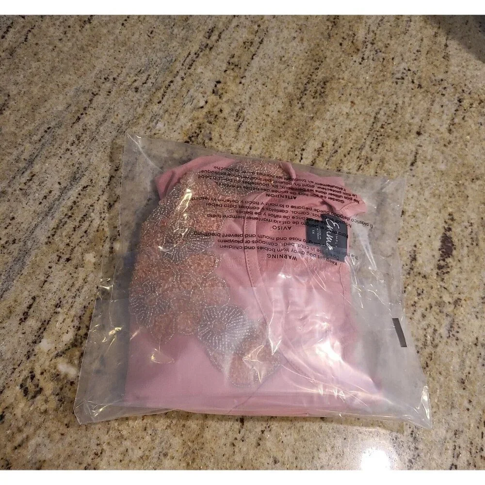 Simply Emma Size 1X Sharkbite Hem 3/4 Sleeve Beaded Embellished Neck Top Pink - Picture 15 of 15